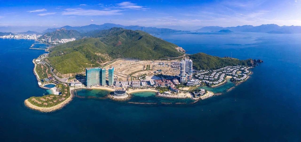 Du thuyền 5 sao lần đầu neo đêm tại Nha Trang, BĐS biển hưởng lợi